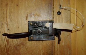 Tire la chevillette et la bobinette cherra